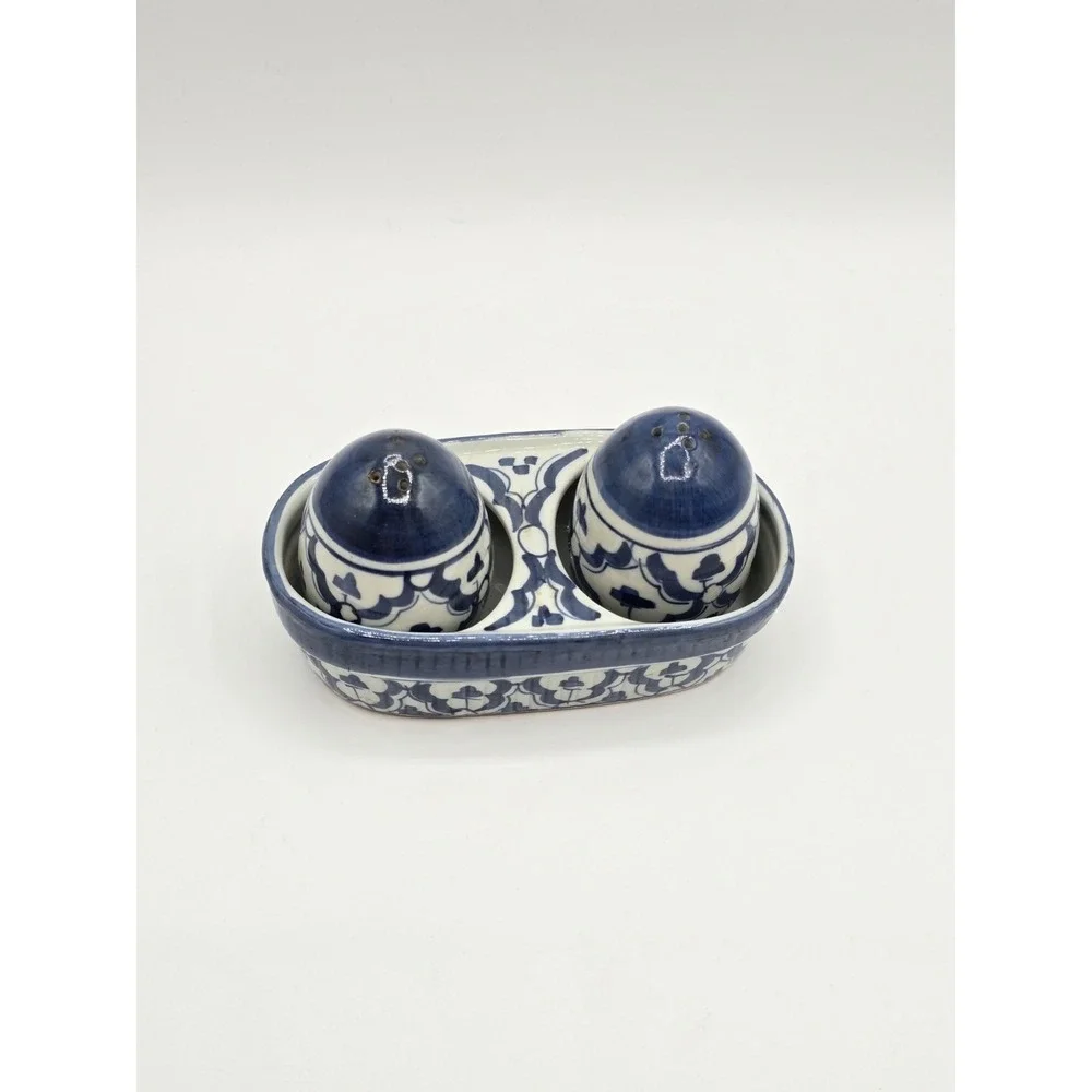 Vintage Ceramic Salt and Pepper Shakers Blue White Egg Shaped‎ in Tray Geometric